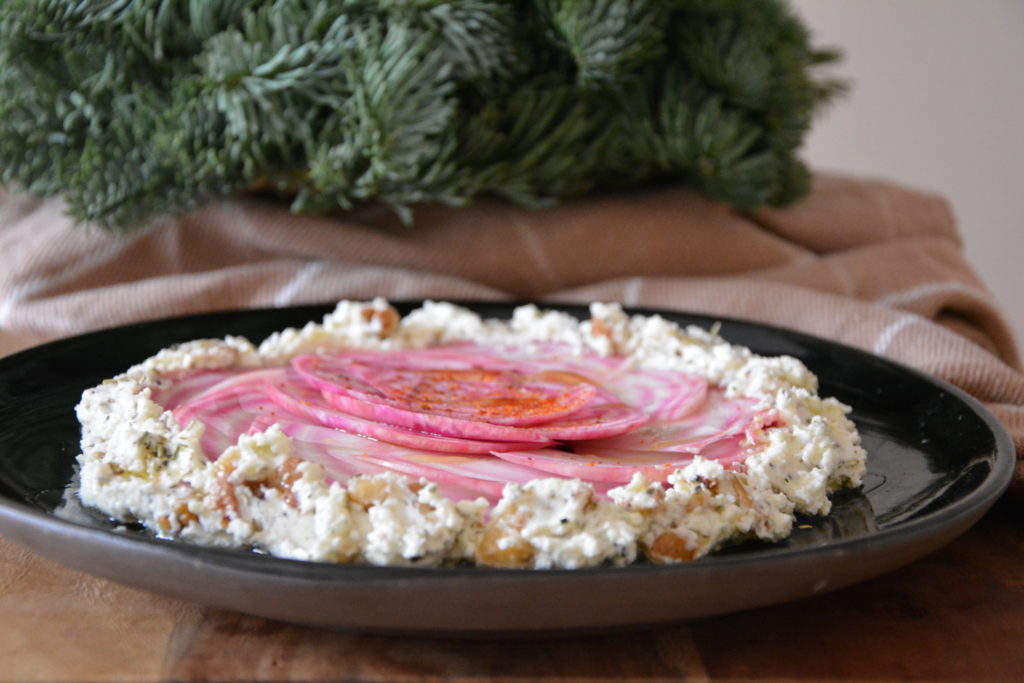 Carpaccio de betterave et crème de chèvre aux noix